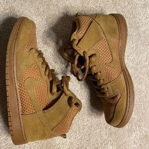 Nike SB premium dunks, VERY lightly worn, almost brand new condition